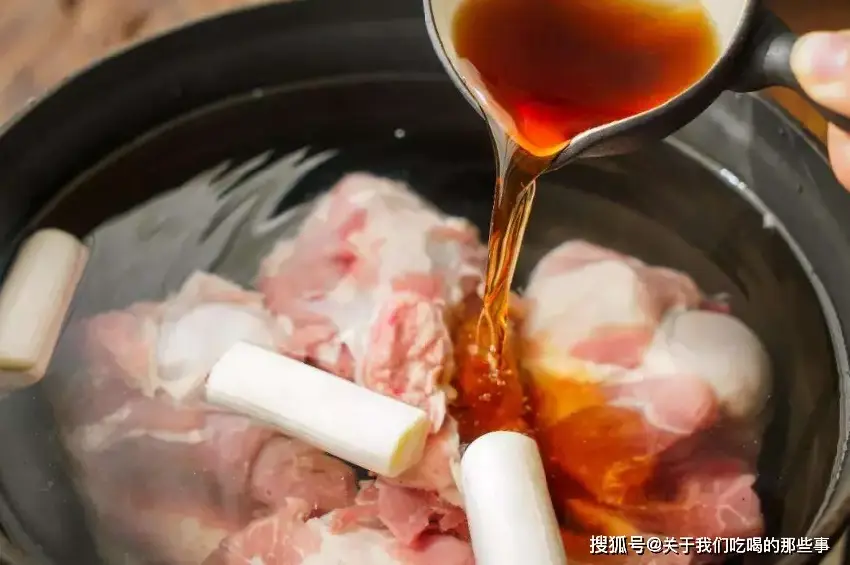 燉羊肉，切記放「1白2黃」，羊肉鮮嫩軟爛，湯濃味道鮮，沒膻味