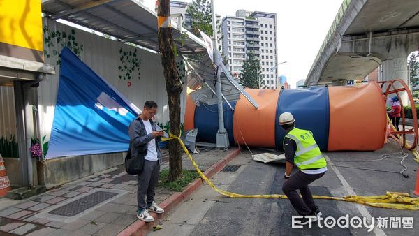 內湖捷運站巨響！工地水泥塔倒塌「騎士經過直接被壓」　現況曝光