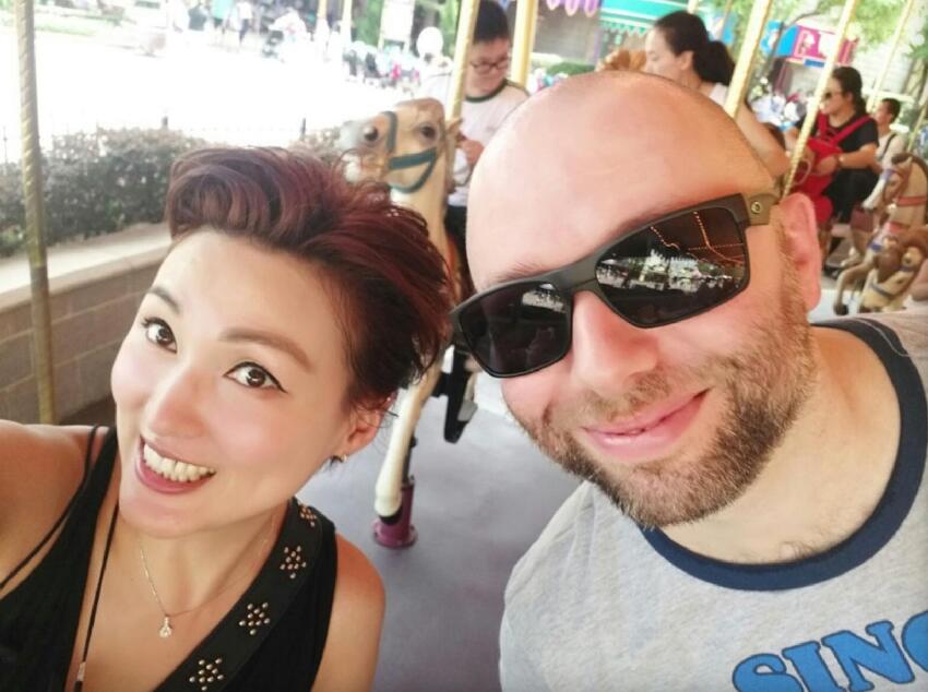 李蕙敏被曝與英國丈夫婚變，已刪光夫妻合照，與同性密友舉止親密