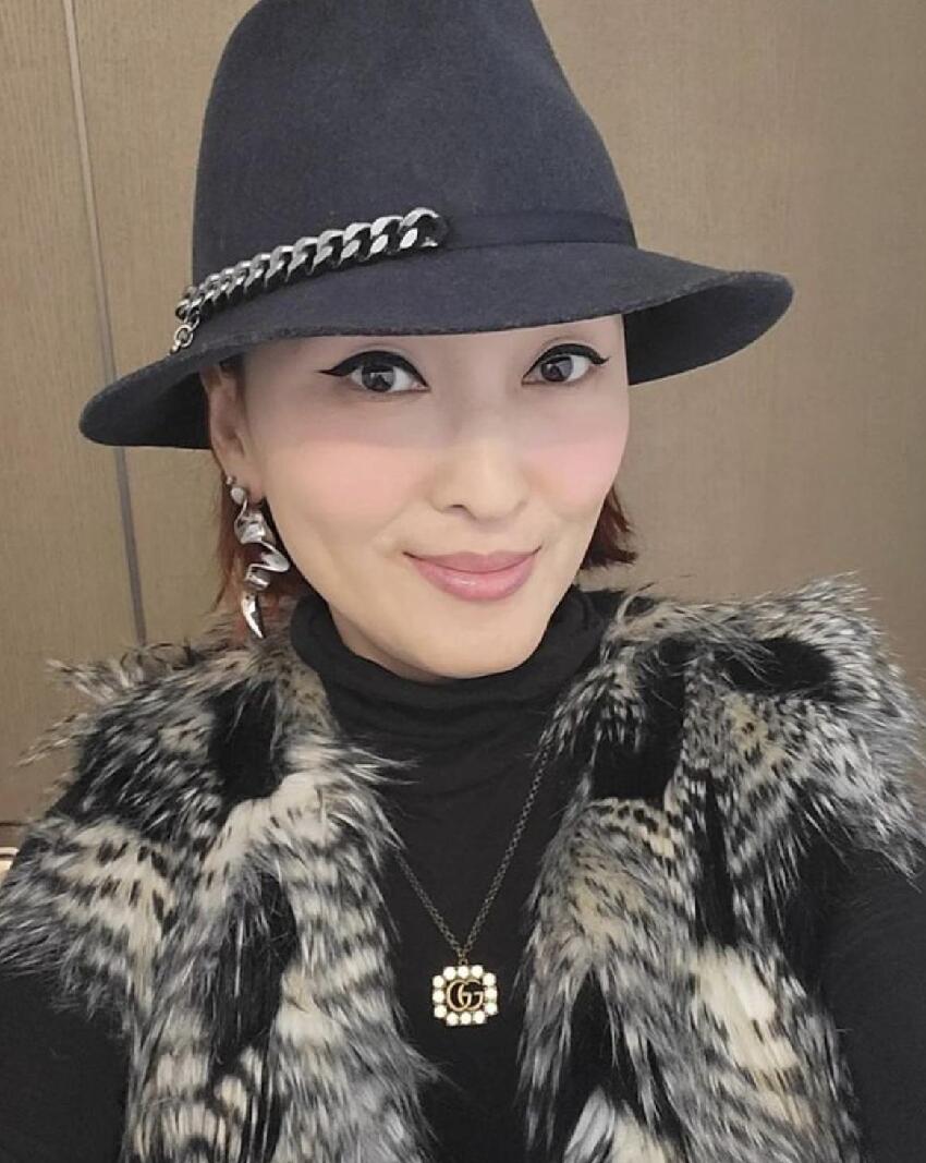 李蕙敏被曝與英國丈夫婚變，已刪光夫妻合照，與同性密友舉止親密