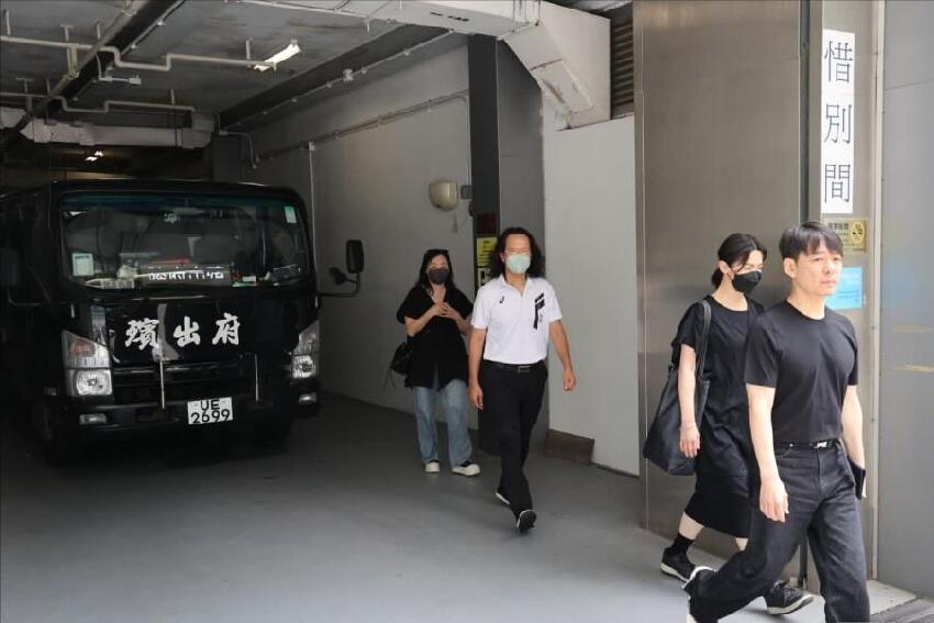 香港音樂人因病離世終年60歲，葬禮低調舉行，好友送別最後一程