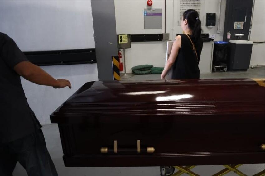 香港音樂人因病離世終年60歲，葬禮低調舉行，好友送別最後一程