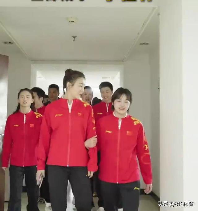 可愛!全紅嬋摟著陳夢變人形掛件,扮鬼臉逗夢姐笑,乾爸馬龍晾一邊