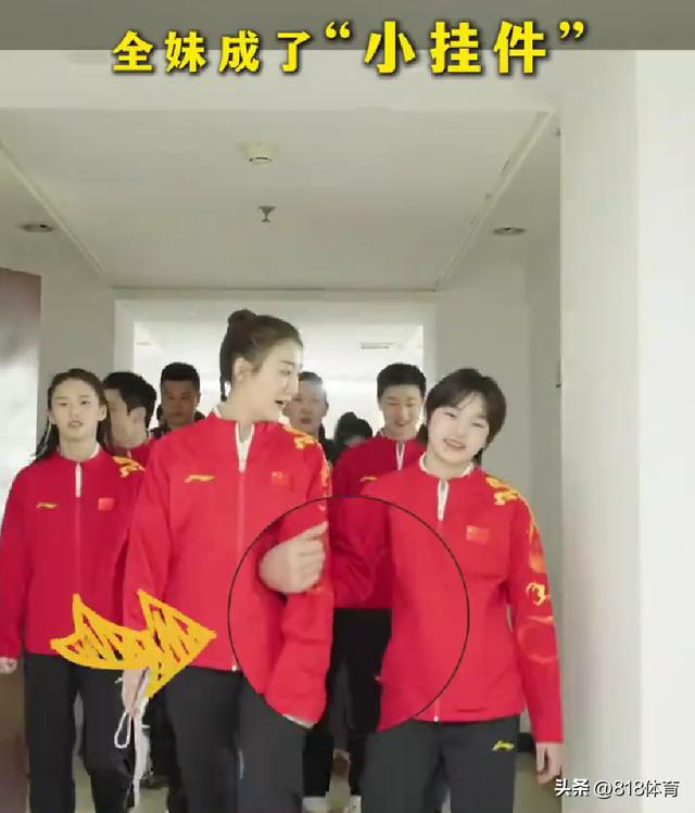 可愛!全紅嬋摟著陳夢變人形掛件,扮鬼臉逗夢姐笑,乾爸馬龍晾一邊