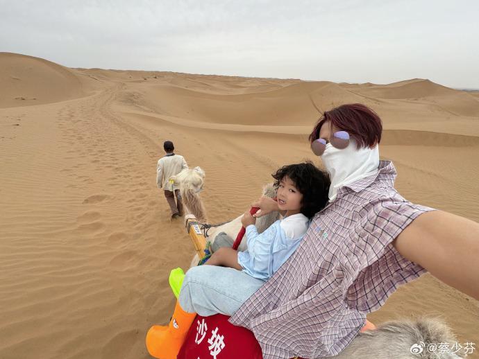 蔡少芬張晉帶兒子出遊，一家人騎駱駝穿越沙漠，4歲魚蛋超像爸爸