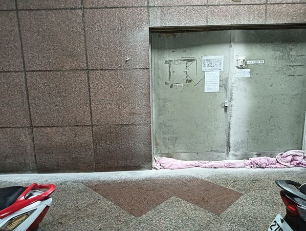 板橋60歲男墜樓亡！生前爆「三度控訴沒人理」　崩潰求饒：「非要逼我走絕.路」