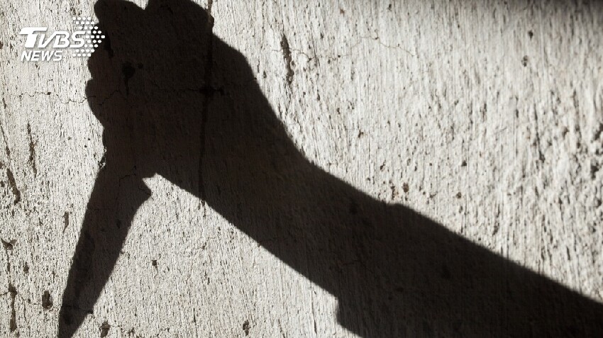 相約豪宅喝酒！本土女星「遭好友亂刀狂砍」重傷倒血泊　緊急送醫「連縫23針」狀況曝光