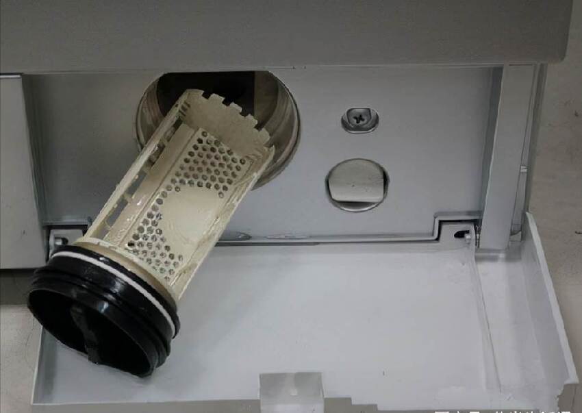 洗衣機里隱藏著個小機關，牢記每月打開一次，臟水嘩啦啦流