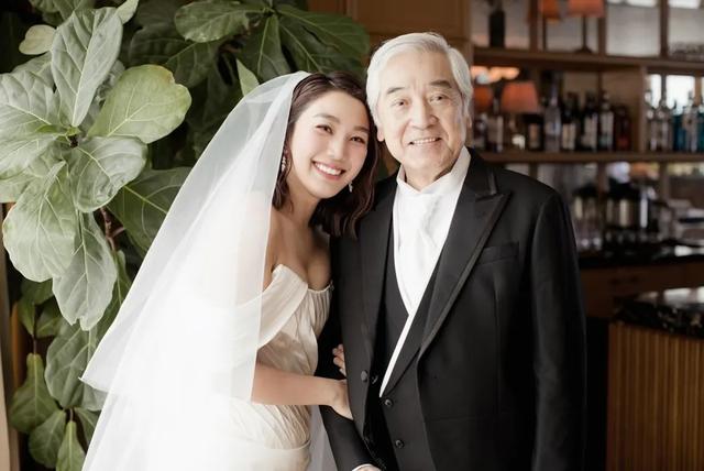 TVB女星姜麗文結婚，爸爸秦沛笑開懷，曾與小生拍拖6年分手患抑鬱