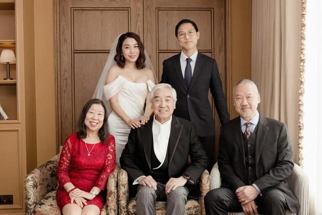 TVB女星姜麗文結婚，爸爸秦沛笑開懷，曾與小生拍拖6年分手患抑鬱