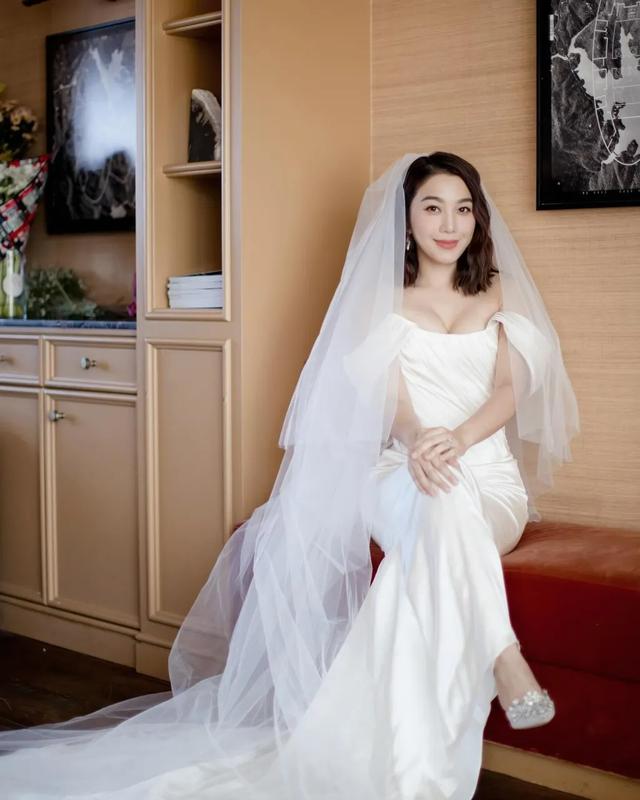 TVB女星姜麗文結婚，爸爸秦沛笑開懷，曾與小生拍拖6年分手患抑鬱