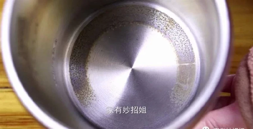 不管水壺水垢有多厚，教你1招，不用擦不用洗，三分鐘全部消失，太實用了