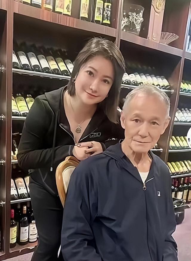 81歲香港老戲骨提早3個月過壽！半年間暴瘦頭髮全白，曾兩度患癌
