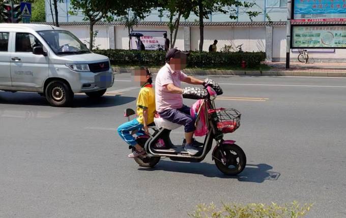 寶媽「騎車抱嬰」被檢舉！她怨「我有用揹巾欸」 ，網盯一細節吵翻