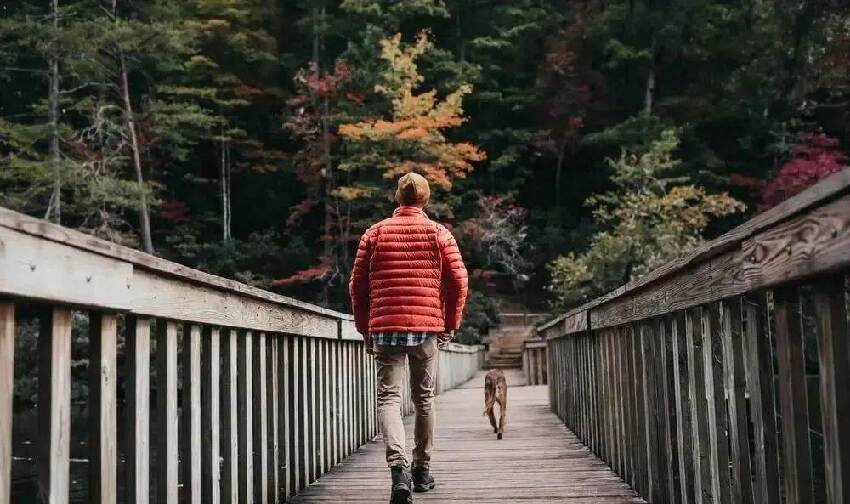 人到中年，千萬別在朋友圈「顯擺」這三樣東西，看似有面子，實則很掉價！