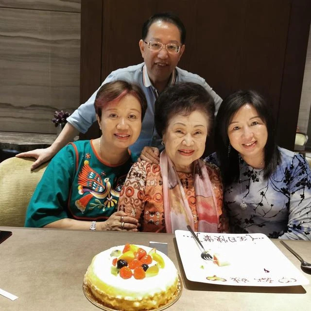 92歲老戲骨罕露面！與殿堂級編劇重聚神采奕奕，靠打麻將預防癡呆