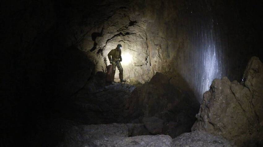 深入地底2000多米，這是世界上最深的一個洞，卻在此發現人類屍體