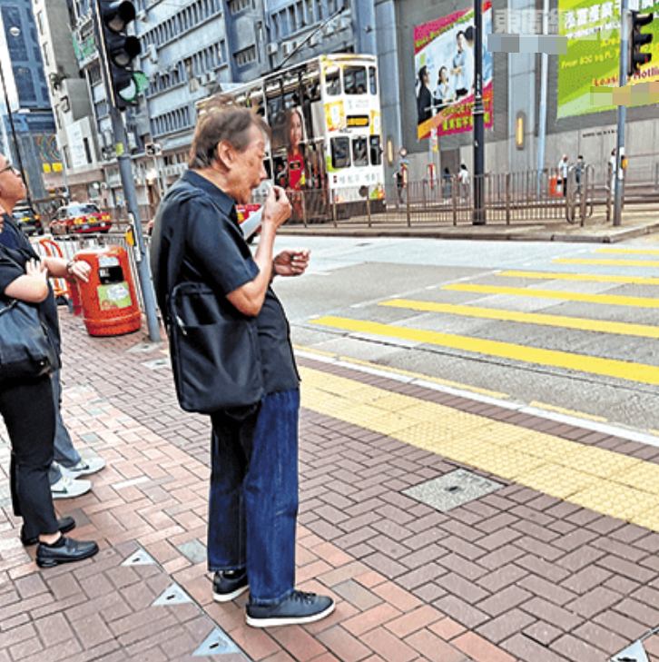 80歲港星削瘦現身街頭，擦鼻涕不亂丟紙巾，曾合作周潤發劉德華