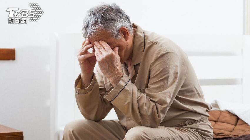 台中50歲主管「突失智丟工作」！醫搖頭嘆：「1睡眠習慣惹禍」