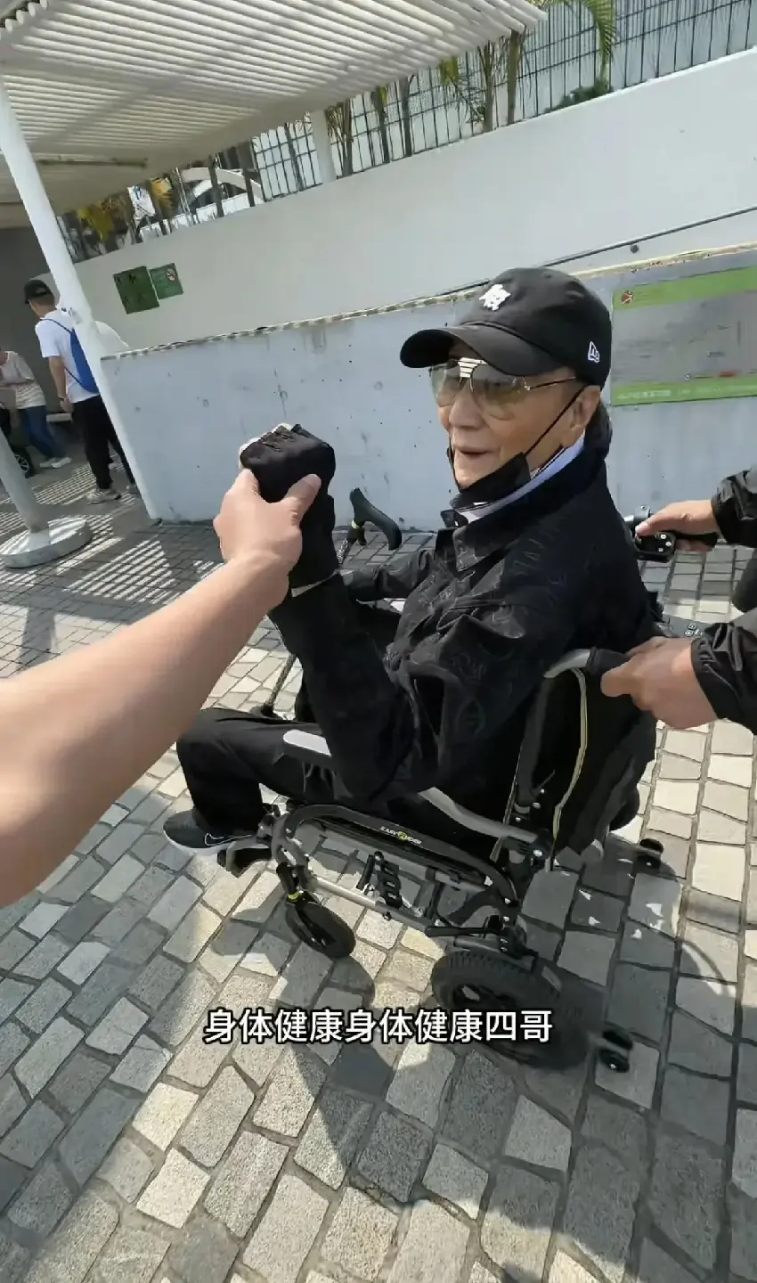 謝賢香港維港被偶遇,坐輪椅由保姆推著曬太陽,臉部浮腫精氣神差
