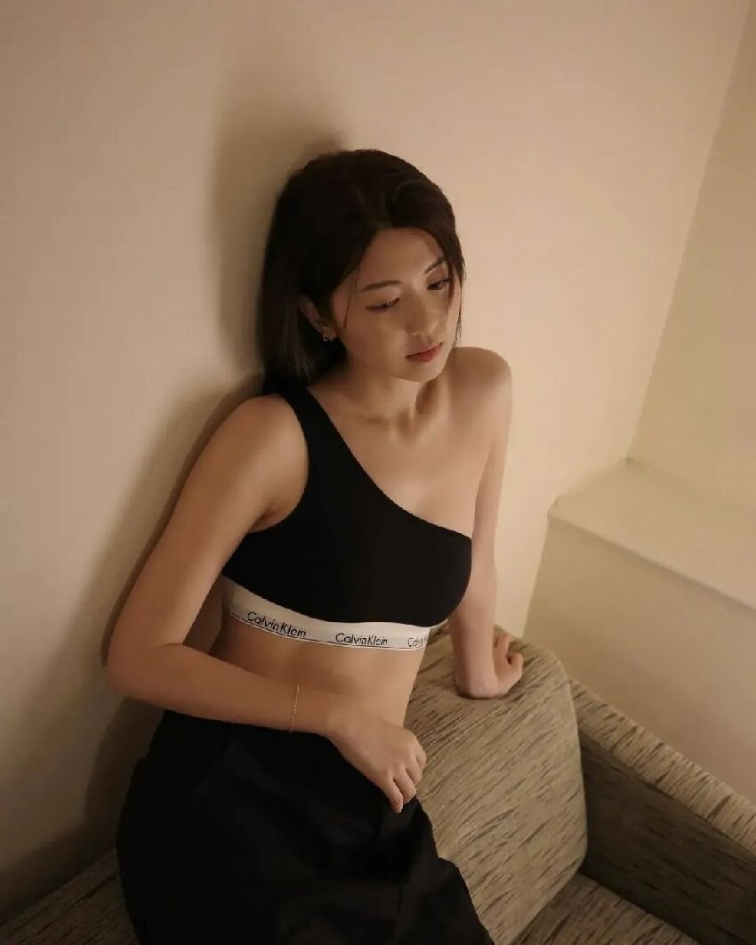 娛樂圈的那些事 活潑可愛、出眾的外型，少女感十足，32看上去才19，號稱香港女神的她，作品雖然不多，但關注她的人數卻居高不下，憑著出眾魔鬼般的身材吸引了不少男粉絲