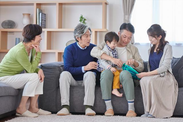 帶孩子回娘家，我媽怪兒子貪吃，看到侄子面前的蝦皮，我連夜離開