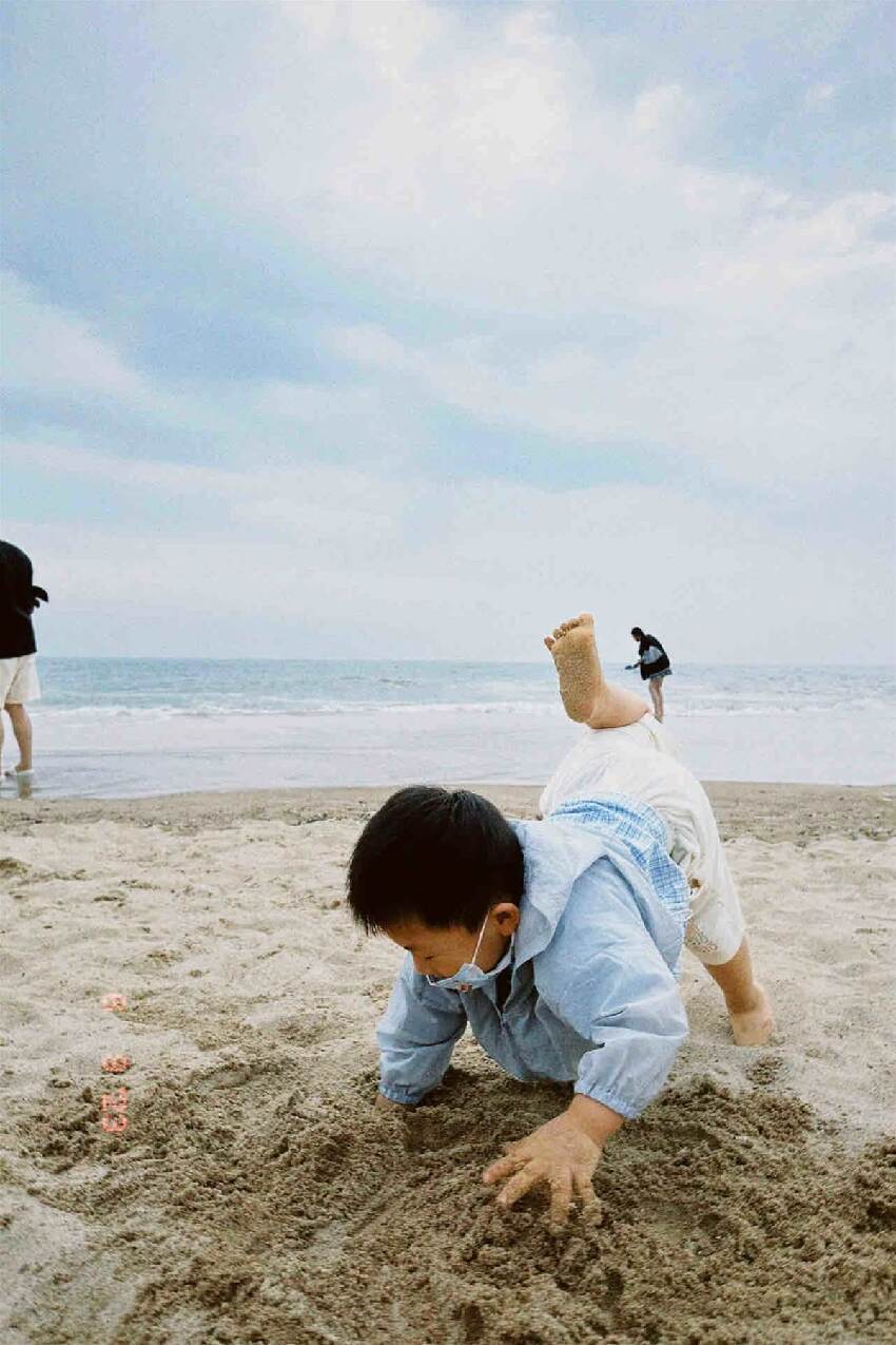 嚇出一身冷汗！寶媽看兒子夏天玩水照片，驚覺孩子手臂上有「奇怪東西」拉進一看嚇傻