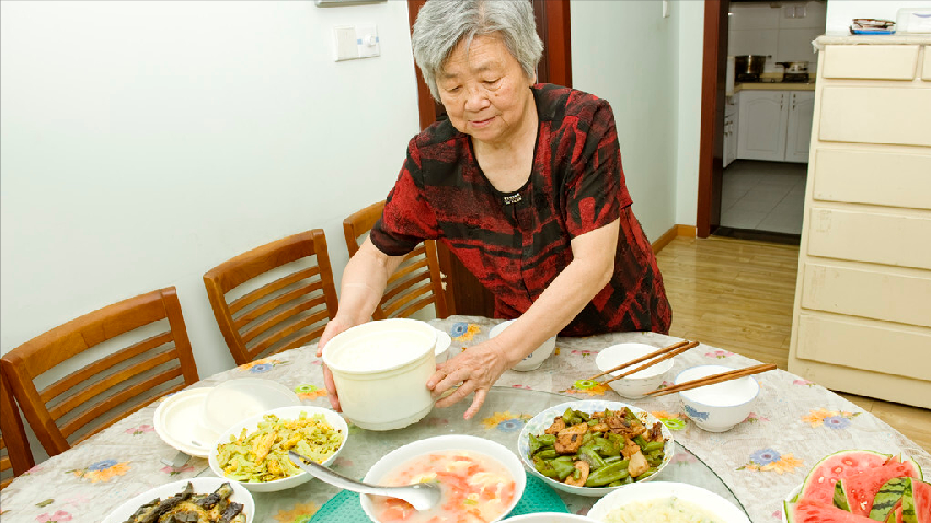 和老公回婆婆家吃飯！等了三個小時菜還未上桌　疑惑「走進廚房一看」不得了了