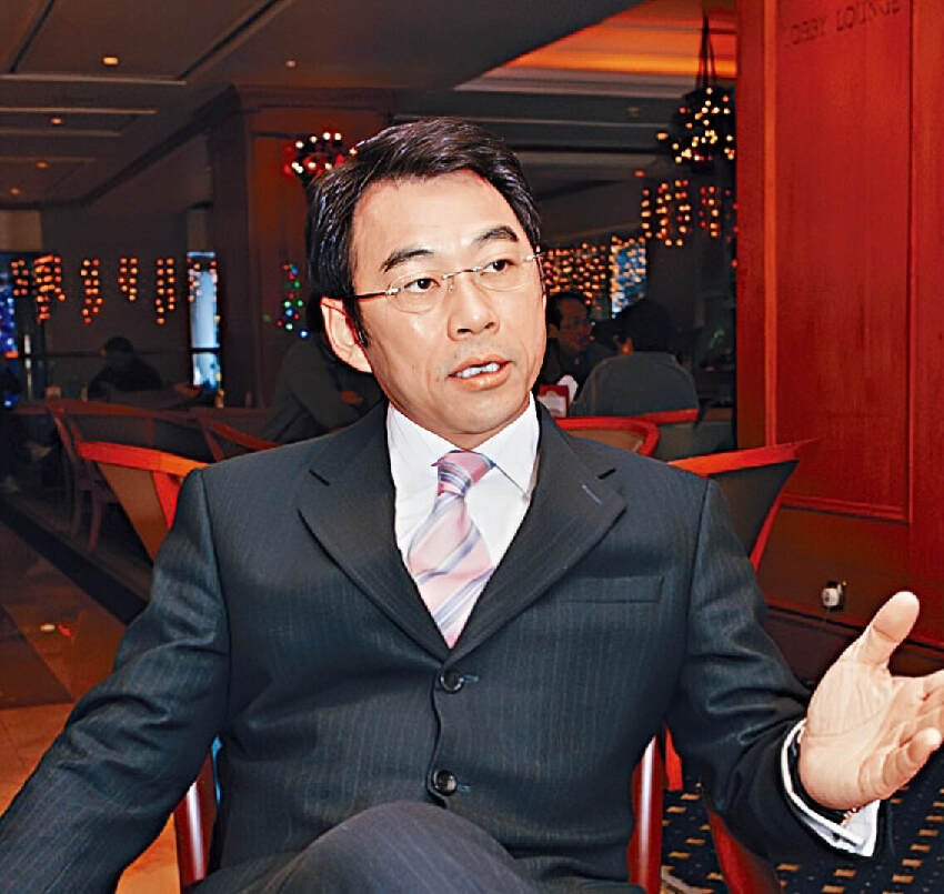 TVB前金牌綠葉將滿70歲，婚內出軌女下屬，轉行賣保險年入百萬