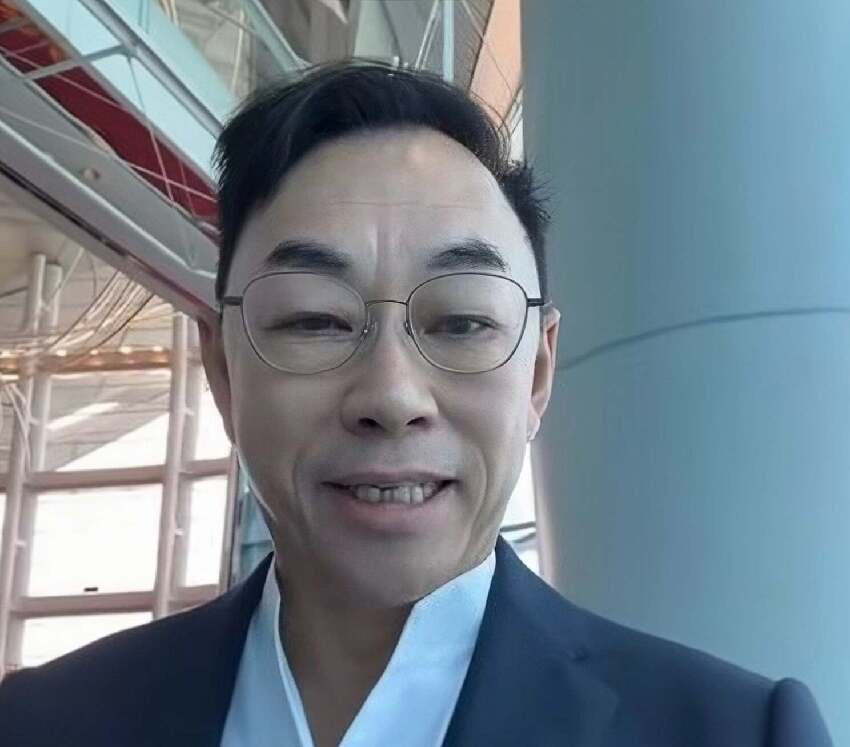 TVB前金牌綠葉將滿70歲，婚內出軌女下屬，轉行賣保險年入百萬