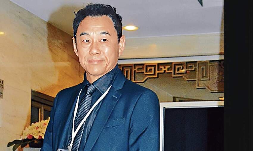 TVB前金牌綠葉將滿70歲，婚內出軌女下屬，轉行賣保險年入百萬