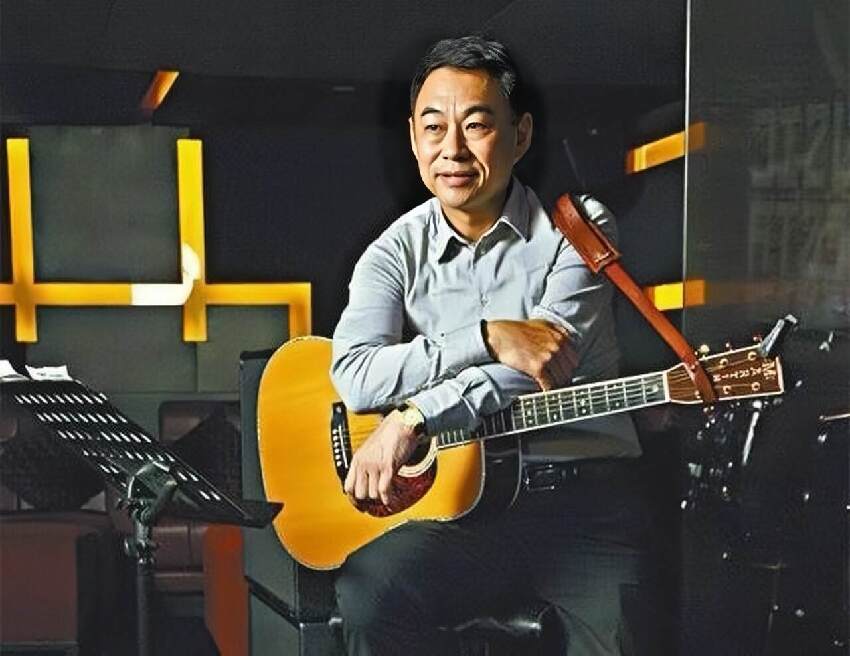 TVB前金牌綠葉將滿70歲，婚內出軌女下屬，轉行賣保險年入百萬