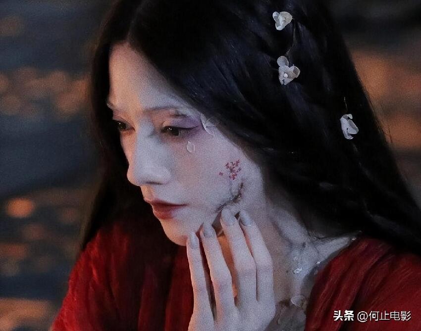 曾是周董J女郎！妖豔女星「曾纏上房祖名」遭成龍盯上，如今「勾搭富二代」黑歷史曝光
