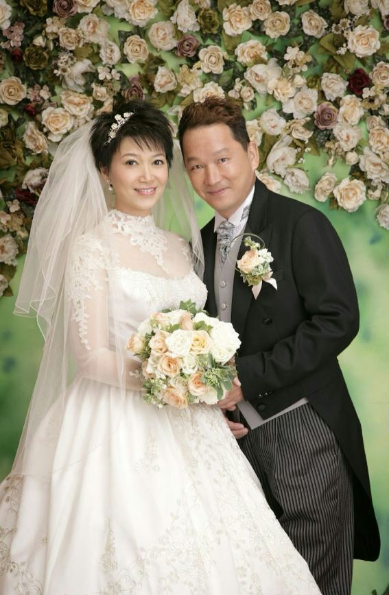 結婚紀念日「只剩我一個人」！64歲退隱女星「曬夫妻恩愛照」淚嘆：喪夫之痛好不了