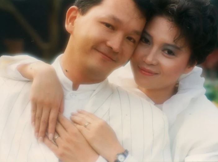 結婚紀念日「只剩我一個人」！64歲退隱女星「曬夫妻恩愛照」淚嘆：喪夫之痛好不了