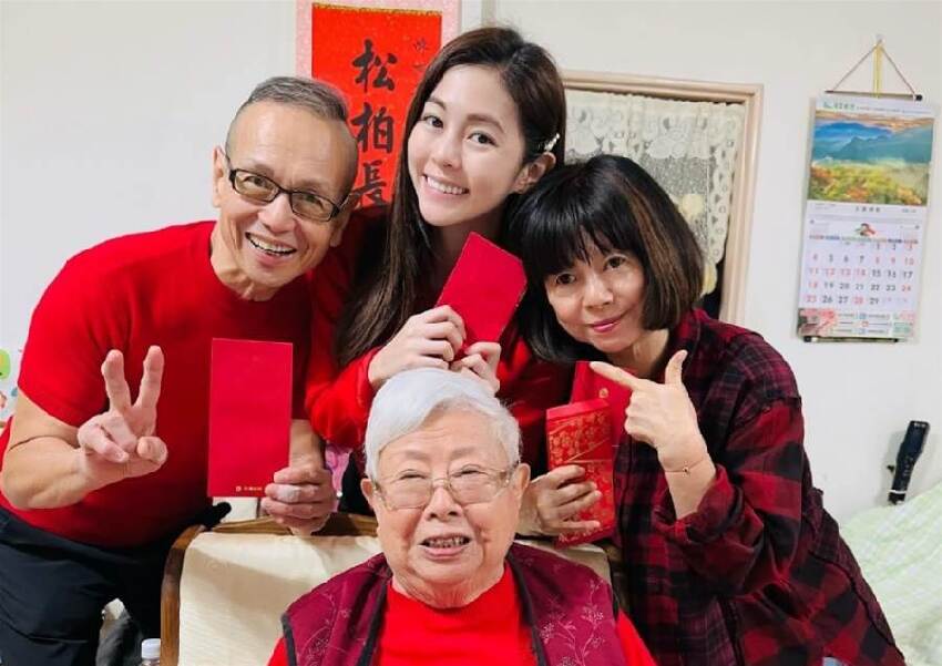 Selina攜子回娘家，妹妹幫帶娃腰果超乖，101歲外婆露面身體康健