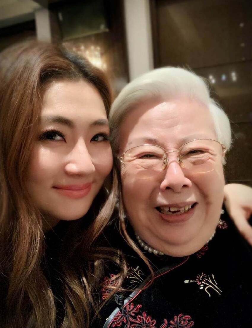 Selina攜子回娘家，妹妹幫帶娃腰果超乖，101歲外婆露面身體康健