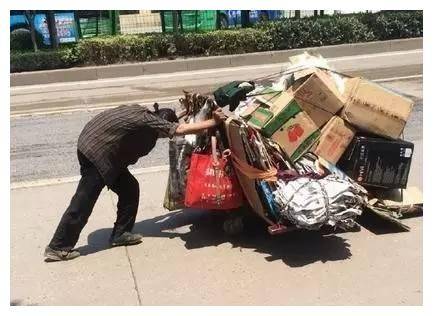 拾荒老人用心養育撿來的孫女，孩子考上大學，家門口卻來了輛警車