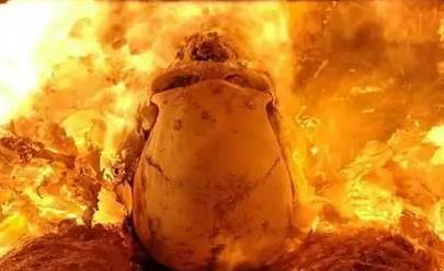 臺中一火化工火化29歲女屍時，屍袋內突然傳出怪聲，他開啟屍袋當場癱坐在地