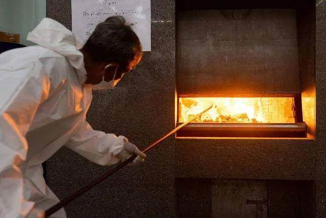 臺中一火化工火化29歲女屍時，屍袋內突然傳出怪聲，他開啟屍袋當場癱坐在地