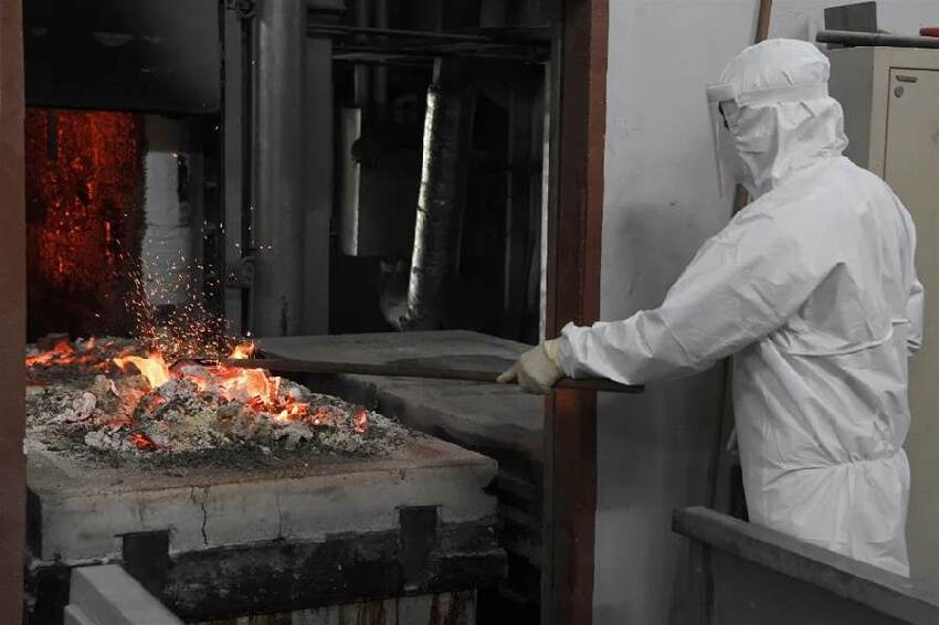 臺中一火化工火化29歲女屍時，屍袋內突然傳出怪聲，他開啟屍袋當場癱坐在地