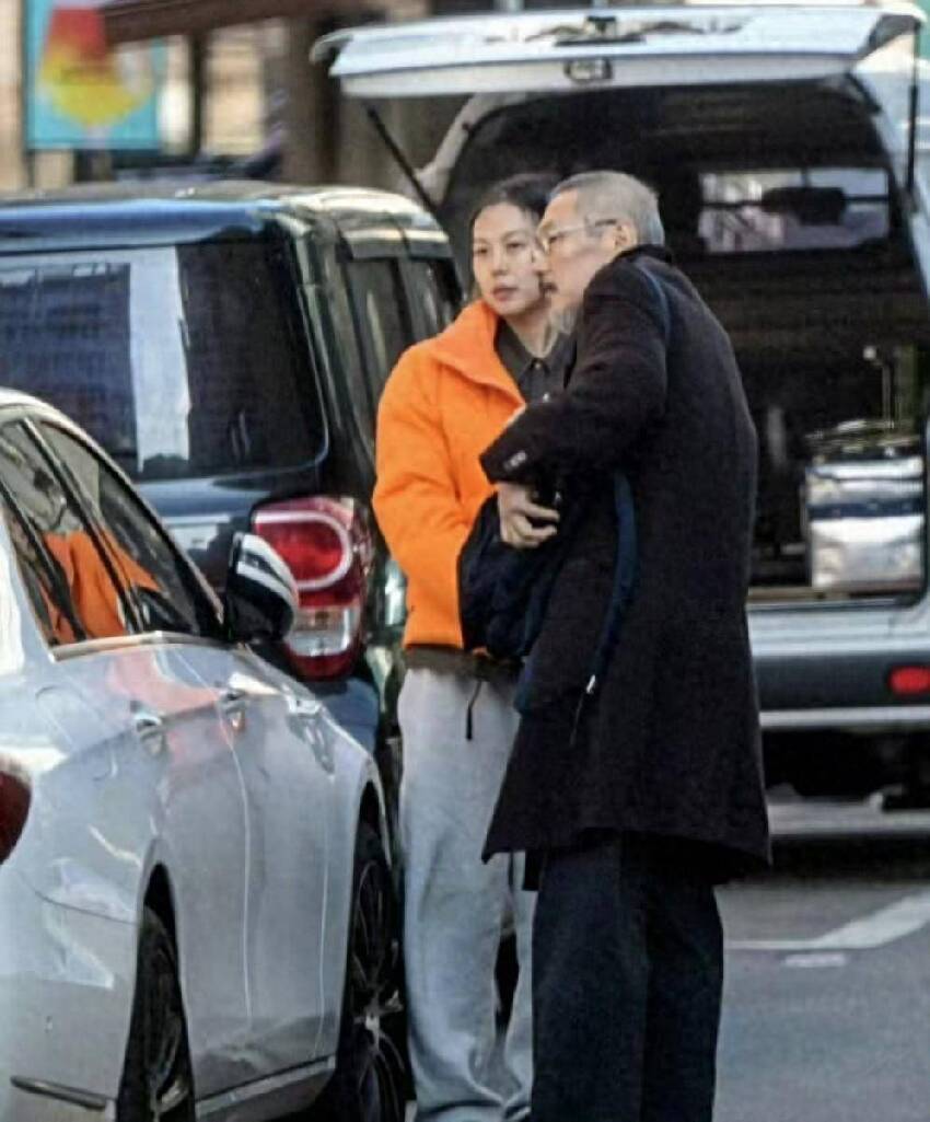 66歲知名導演老來得子，攜小22歲情人與1歲私生子出席活動，全程低調至極