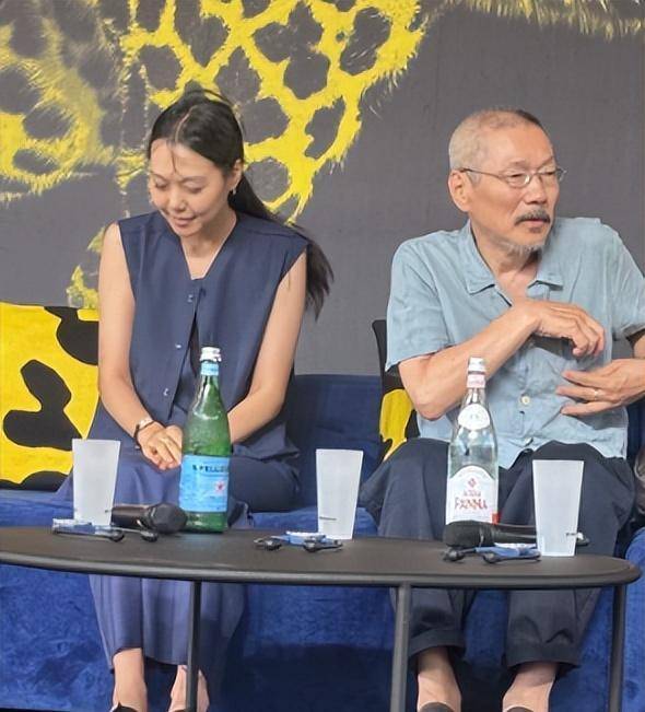 66歲知名導演老來得子，攜小22歲情人與1歲私生子出席活動，全程低調至極