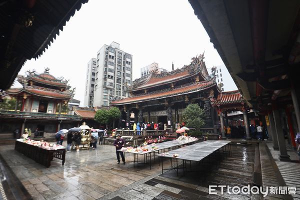 陳屍龍山寺廁所！女子留下紙條「不要跟靈界溝通」　命理師出面「揭開超毛真相」