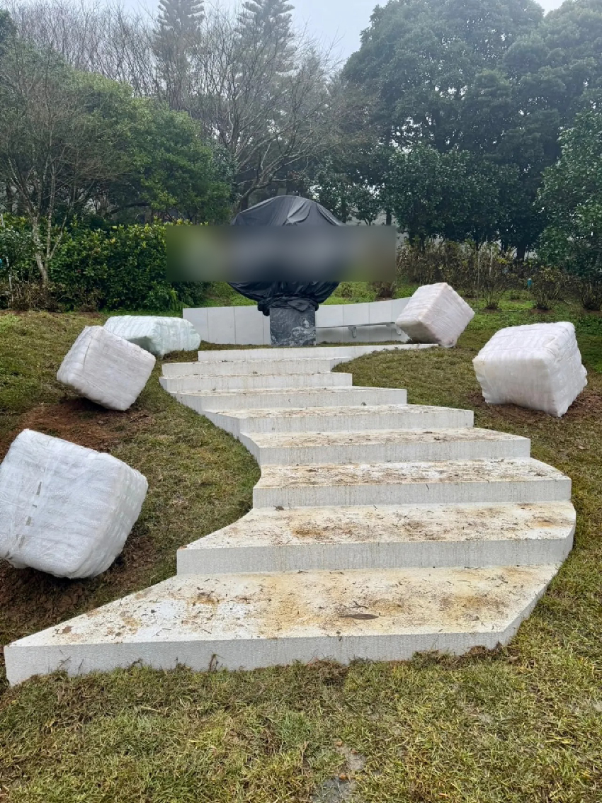 大S雕像正式完工，裹著黑帆布等忌日揭曉，現場曝光與高以翔為鄰