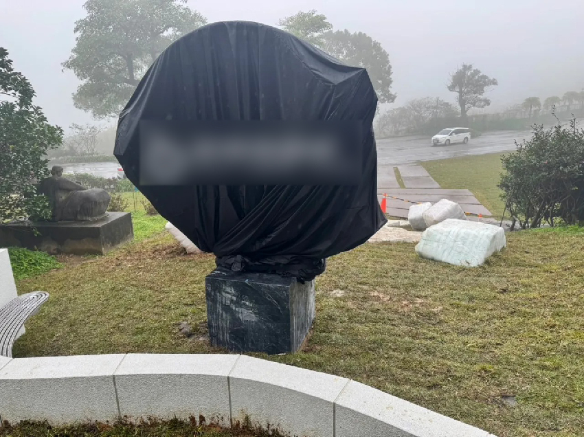 大S雕像正式完工，裹著黑帆布等忌日揭曉，現場曝光與高以翔為鄰