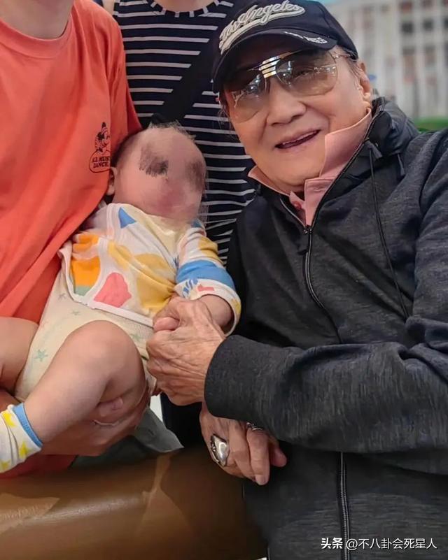 看了謝霆鋒73歲媽媽的近照，才知道張柏芝大兒子可惜了