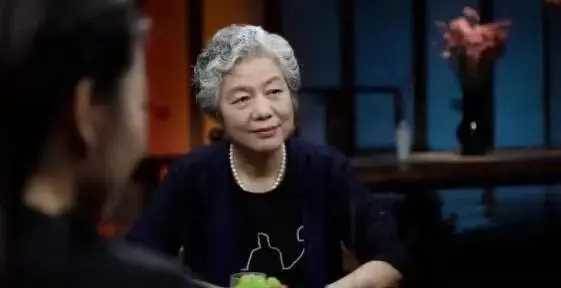 一個女人，如果連舊衣服都捨不得扔，往往會有這3種命運，很準