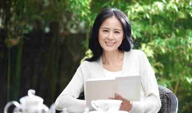 一個女人，如果連舊衣服都捨不得扔，往往會有這3種命運，很準