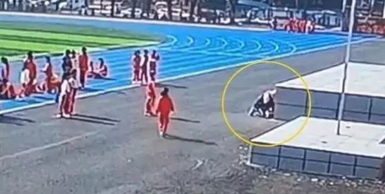 才到校上課就斷氣！小二女童慘死「父一看監視器」當場崩潰